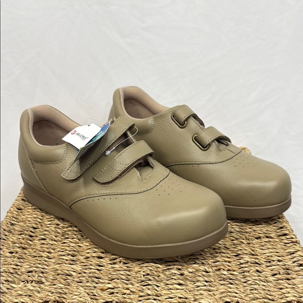 Brand New women’s Drew shoes sz 9W